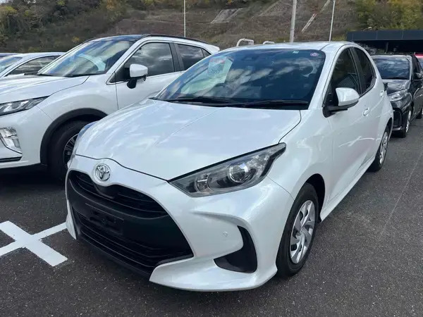 Toyota Yaris Hybrid displayed with a caption highlighting reasons for its worth and advantages as a hybrid car.