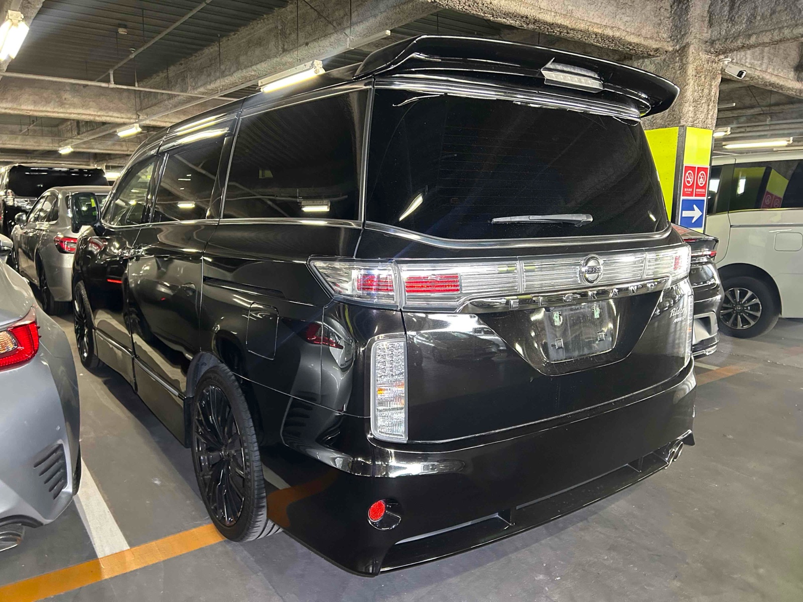 2014 NISSAN ELGRAND 3.5 auction-graded Japanese used car for sale export to United Kingdom 