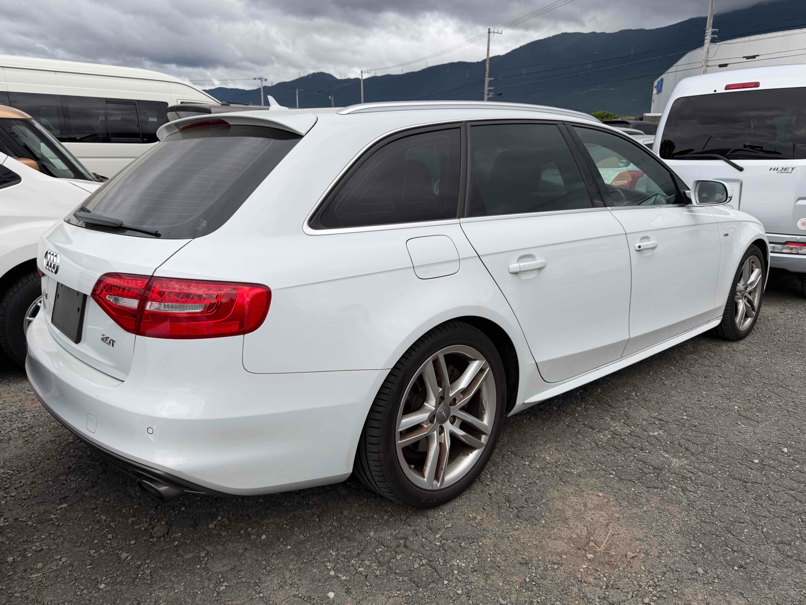 2013 AUDI A4 AVANT 4 auction-graded Japanese used car for sale export to United Kingdom 