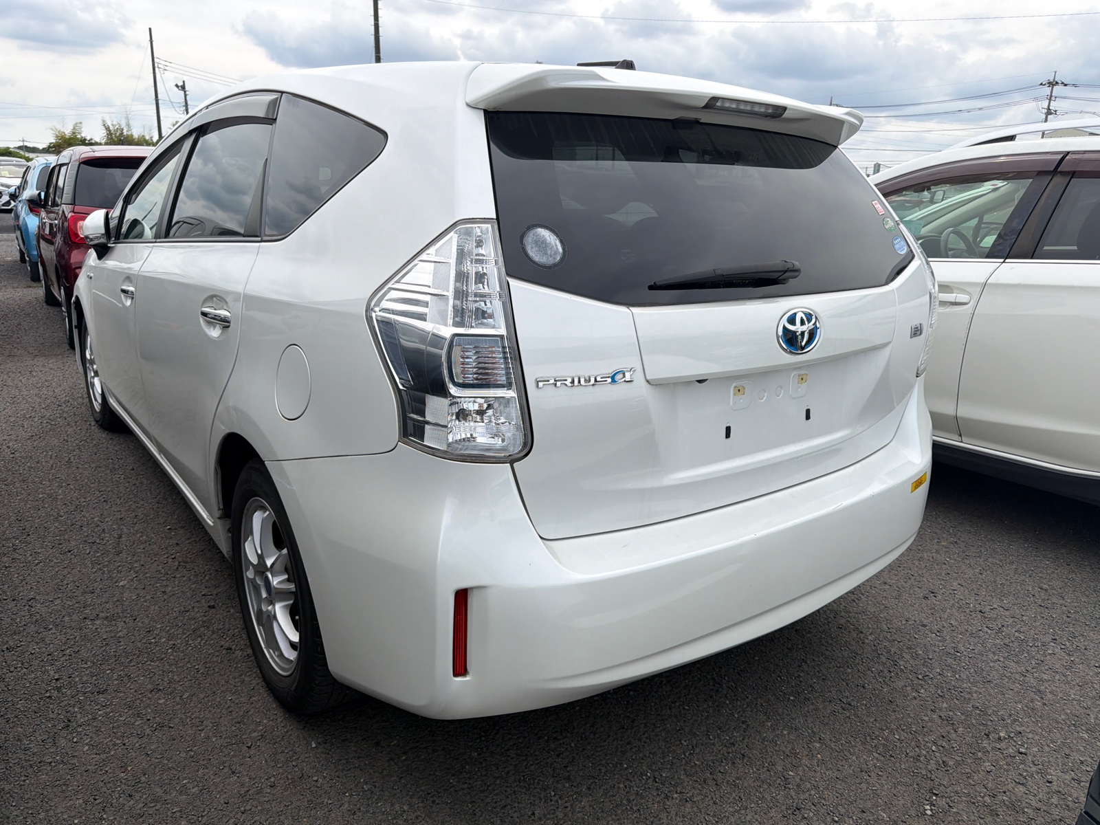 2014 TOYOTA PRIUS ALPHA R auction-graded Japanese used car for sale export to United Kingdom 