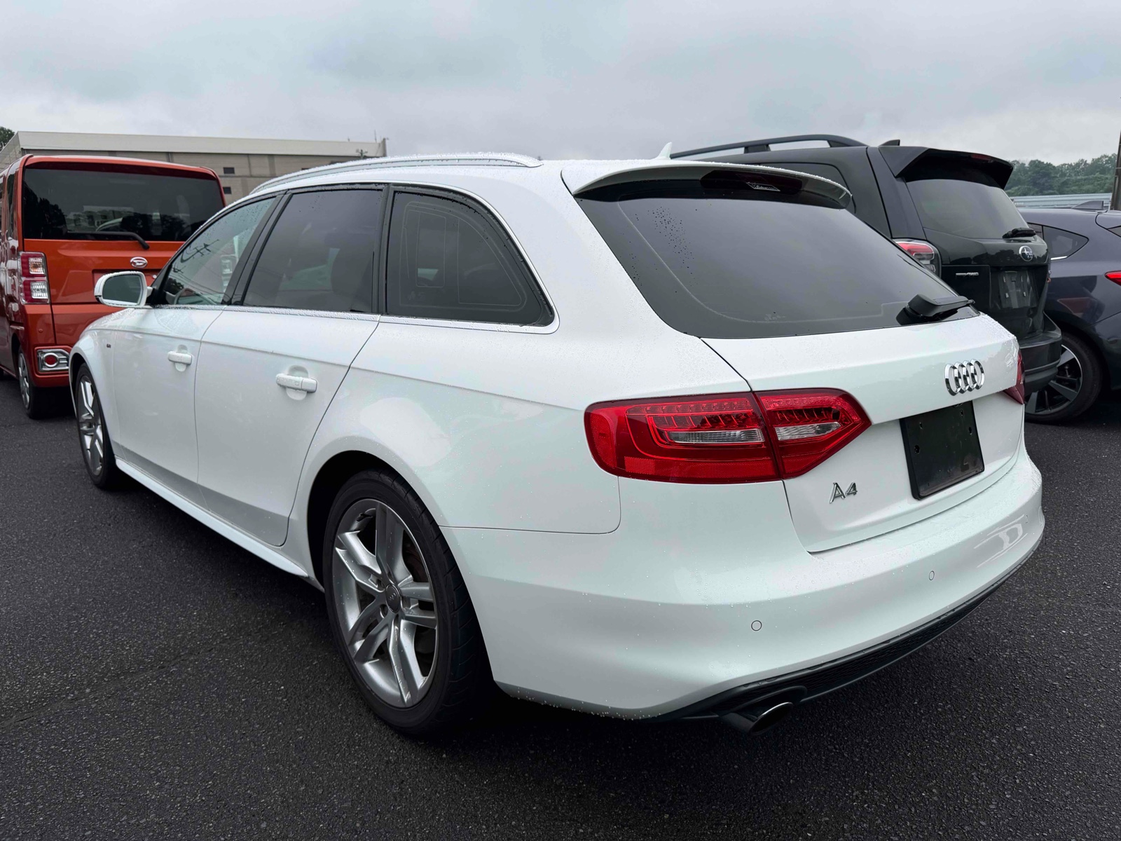 2013 AUDI A4 AVANT 4 auction-graded Japanese used car for sale export to United Kingdom 
