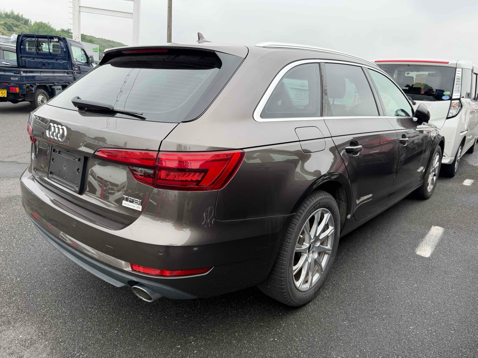 2017 AUDI A4 AVANT 4 auction-graded Japanese used car for sale export to United Kingdom 