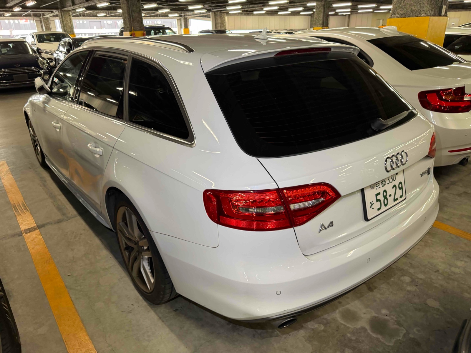 2015 AUDI A4 AVANT 4 auction-graded Japanese used car for sale export to United Kingdom 