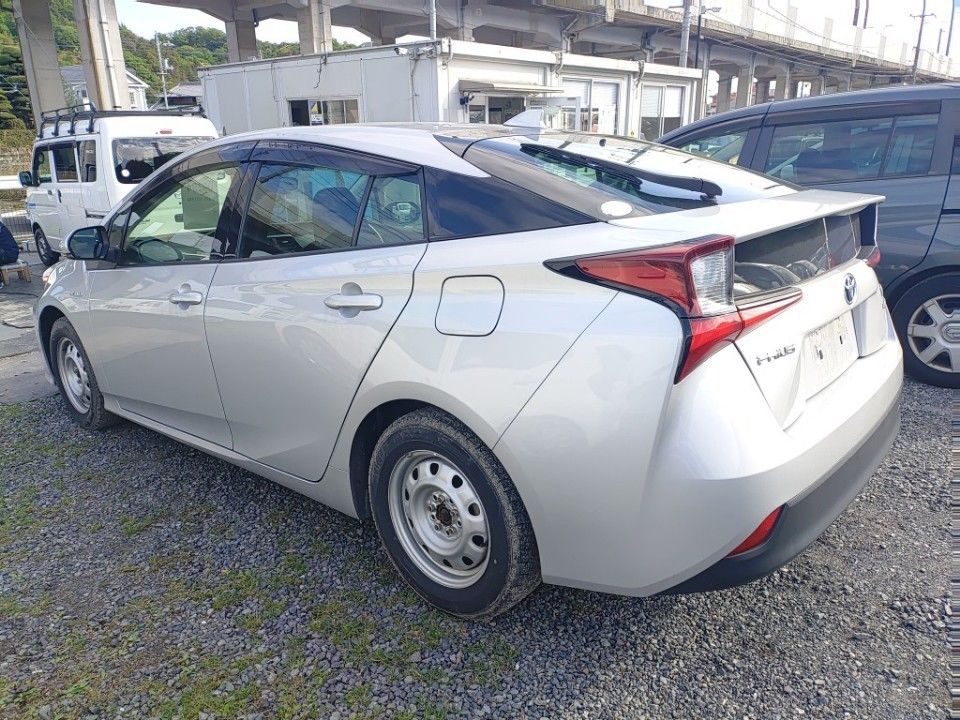 2019 TOYOTA PRIUS R auction-graded Japanese used car for sale export to United Kingdom 
