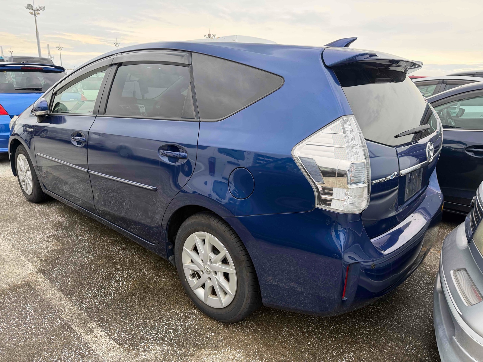 2013 TOYOTA PRIUS ALPHA 3.5 auction-graded Japanese used car for sale export to United Kingdom 