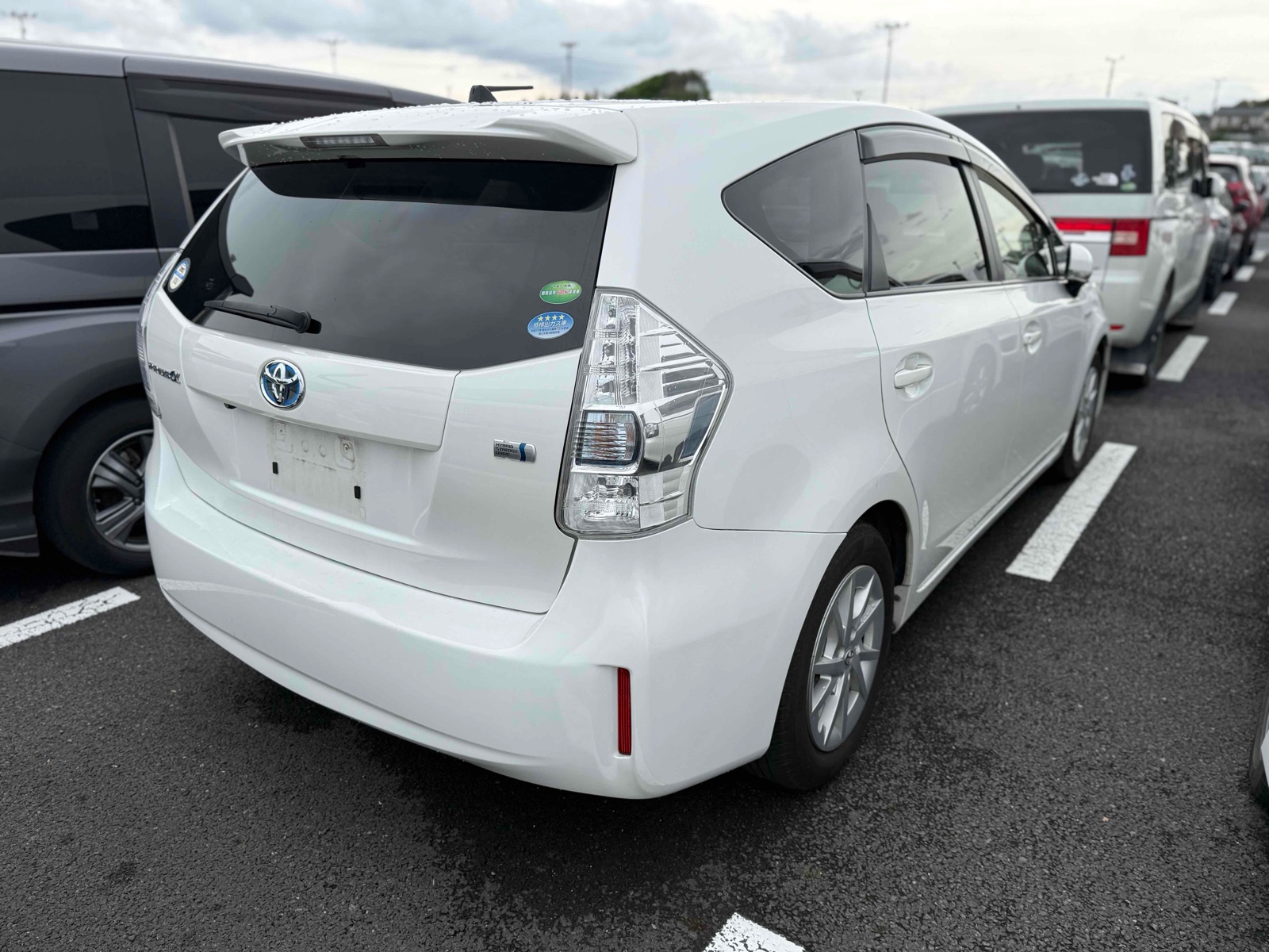 2013 TOYOTA PRIUS ALPHA 3.5 auction-graded Japanese used car for sale export to United Kingdom 