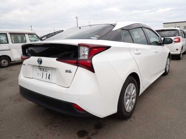 2021 TOYOTA PRIUS R auction-graded Japanese used car for sale export to United Kingdom 