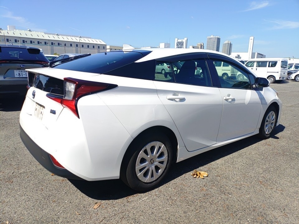 2021 TOYOTA PRIUS R auction-graded Japanese used car for sale export to United Kingdom 