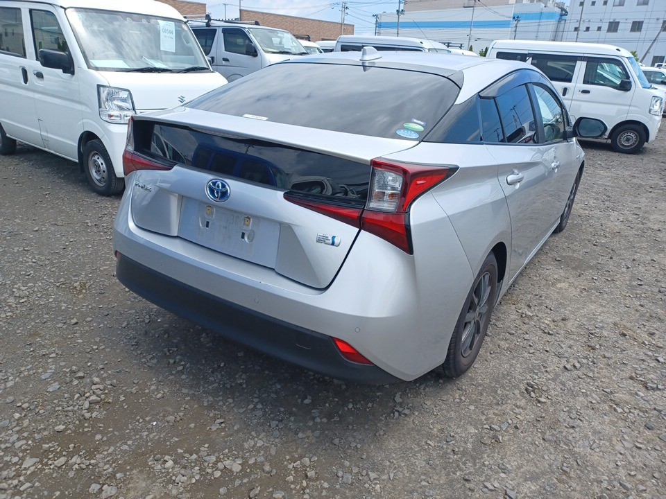 2019 TOYOTA PRIUS R auction-graded Japanese used car for sale export to United Kingdom 