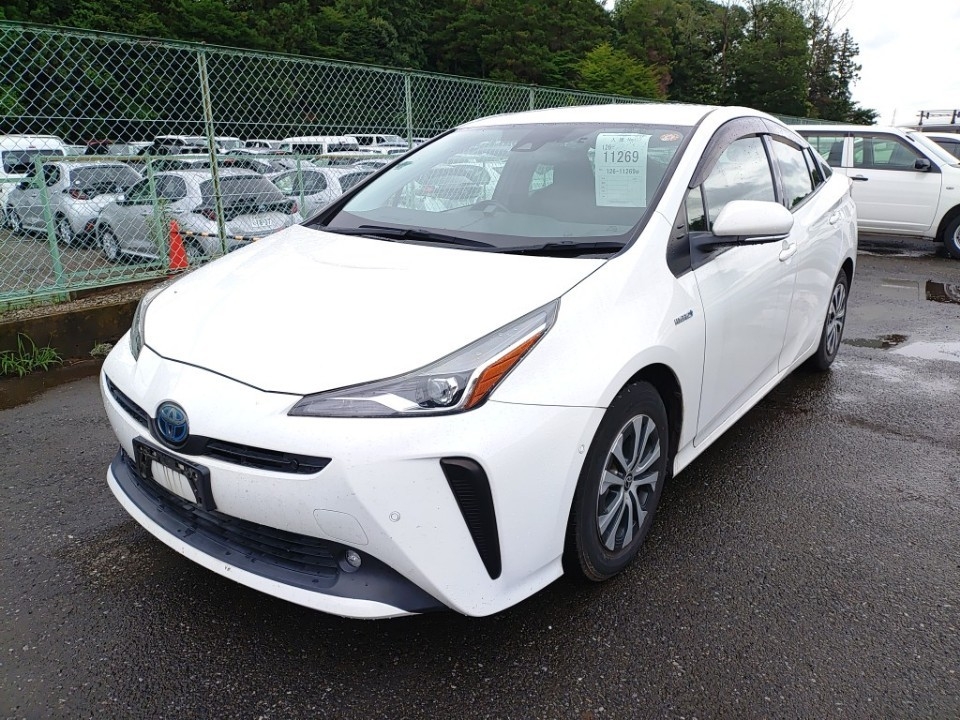2019 TOYOTA PRIUS R auction-graded Japanese used car for sale export to United Kingdom 