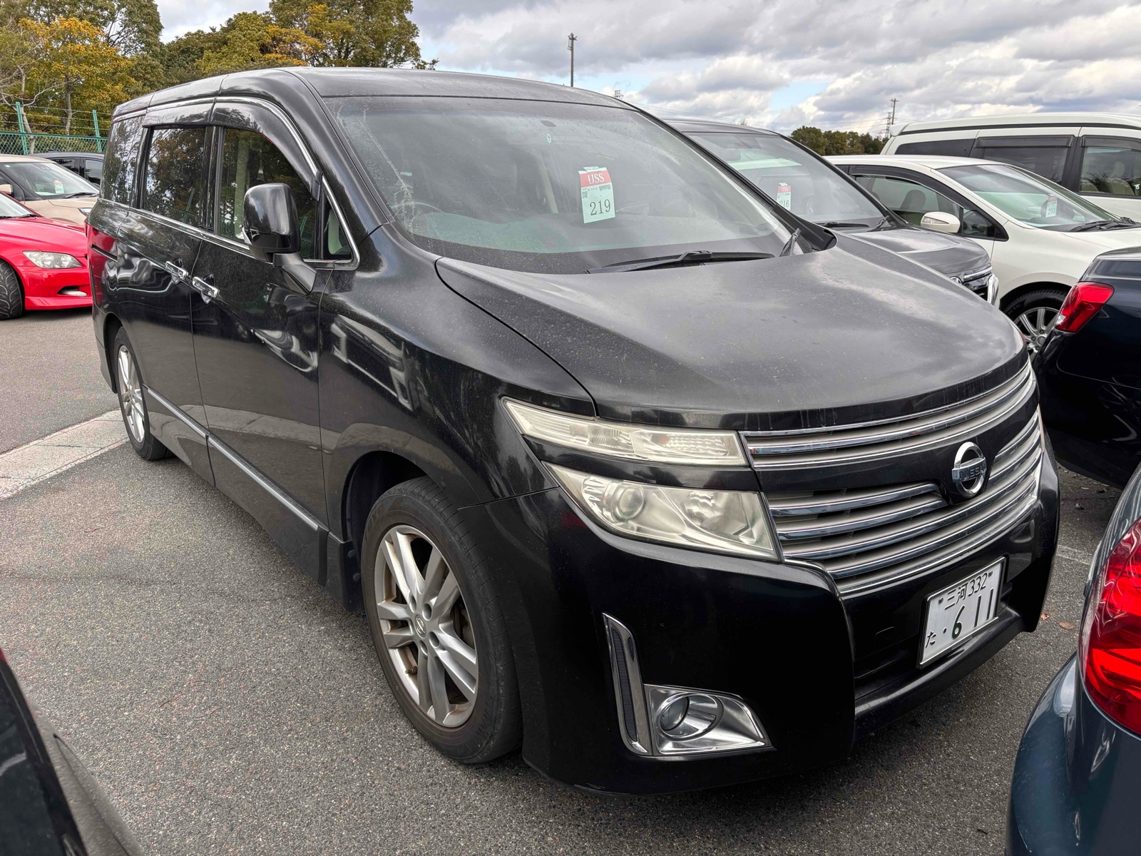 2013 NISSAN ELGRAND 3.5 auction-graded Japanese used car for sale export to United Kingdom 