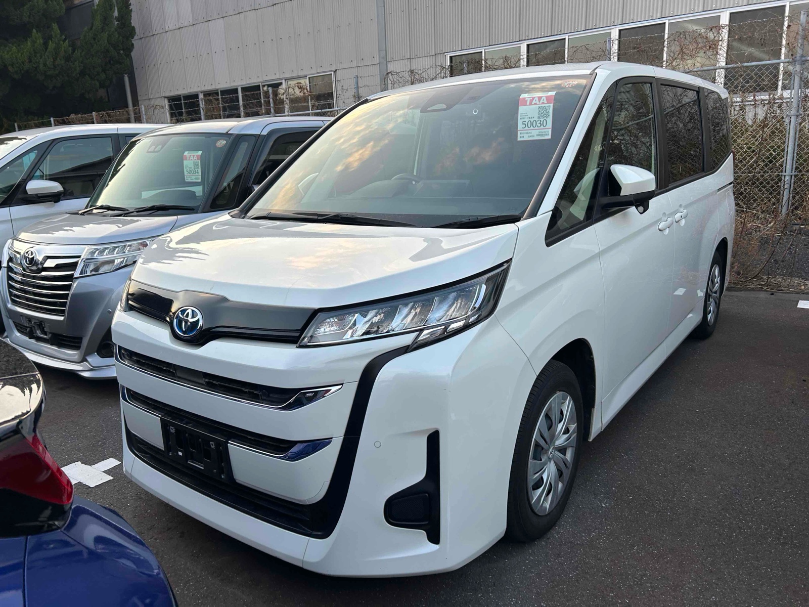 2022 TOYOTA NOAH R auction-graded Japanese used car for sale export to United Kingdom 