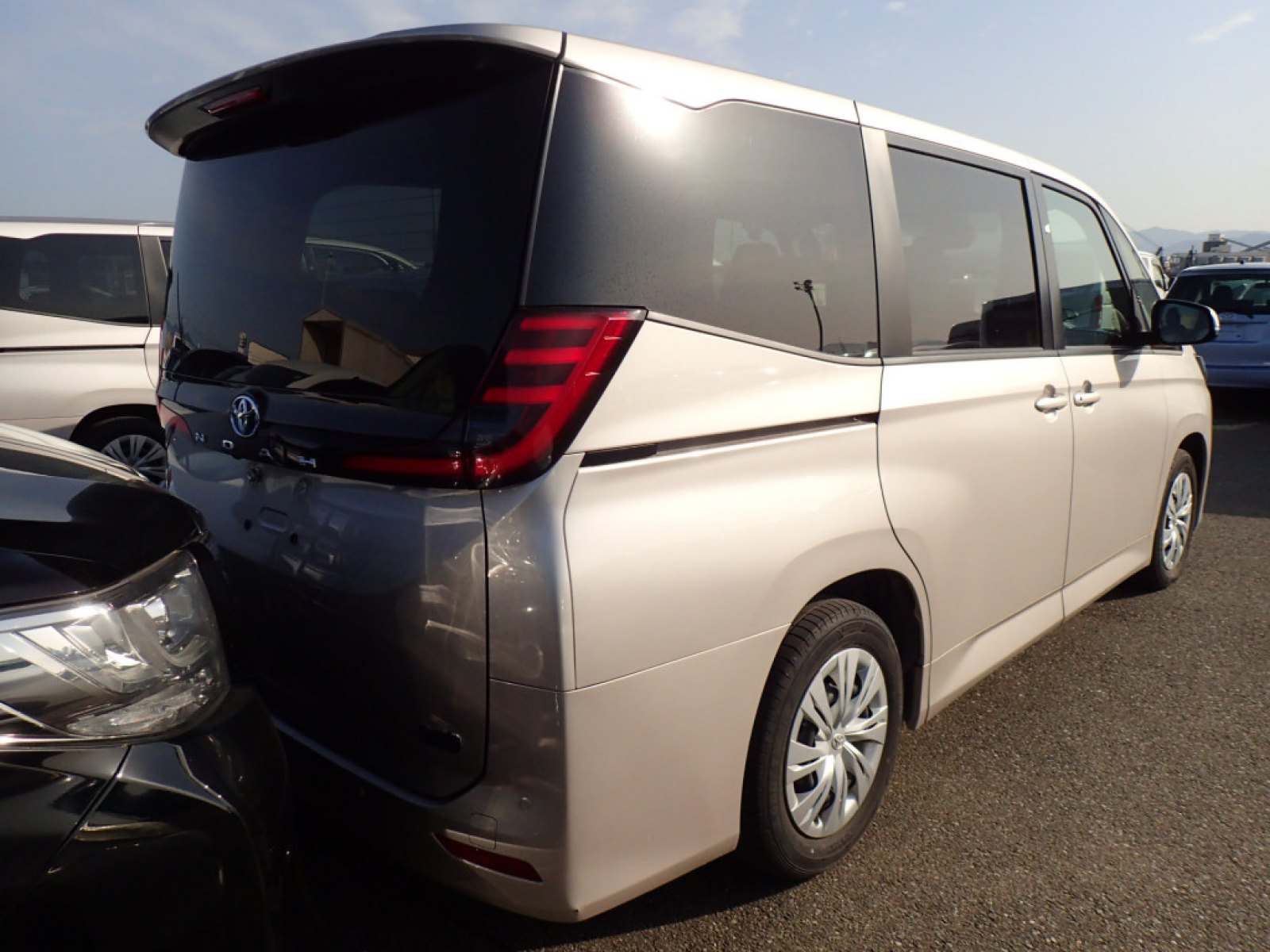 2022 TOYOTA NOAH RA auction-graded Japanese used car for sale export to United Kingdom 