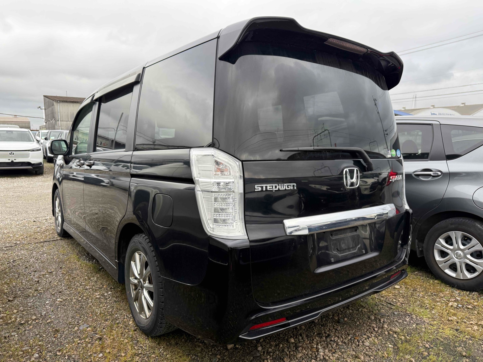 2013 HONDA STEP WAGON 3.5 auction-graded Japanese used car for sale export to United Kingdom 