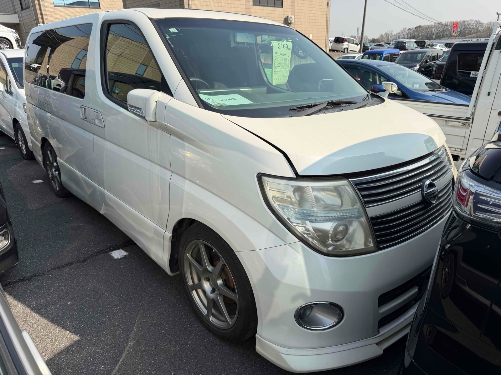 2009 NISSAN ELGRAND 3.5 auction-graded Japanese used car for sale export to United Kingdom 