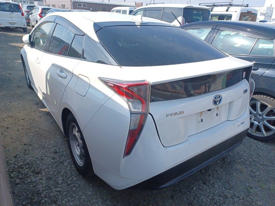 2017 TOYOTA PRIUS R auction-graded Japanese used car for sale export to United Kingdom 