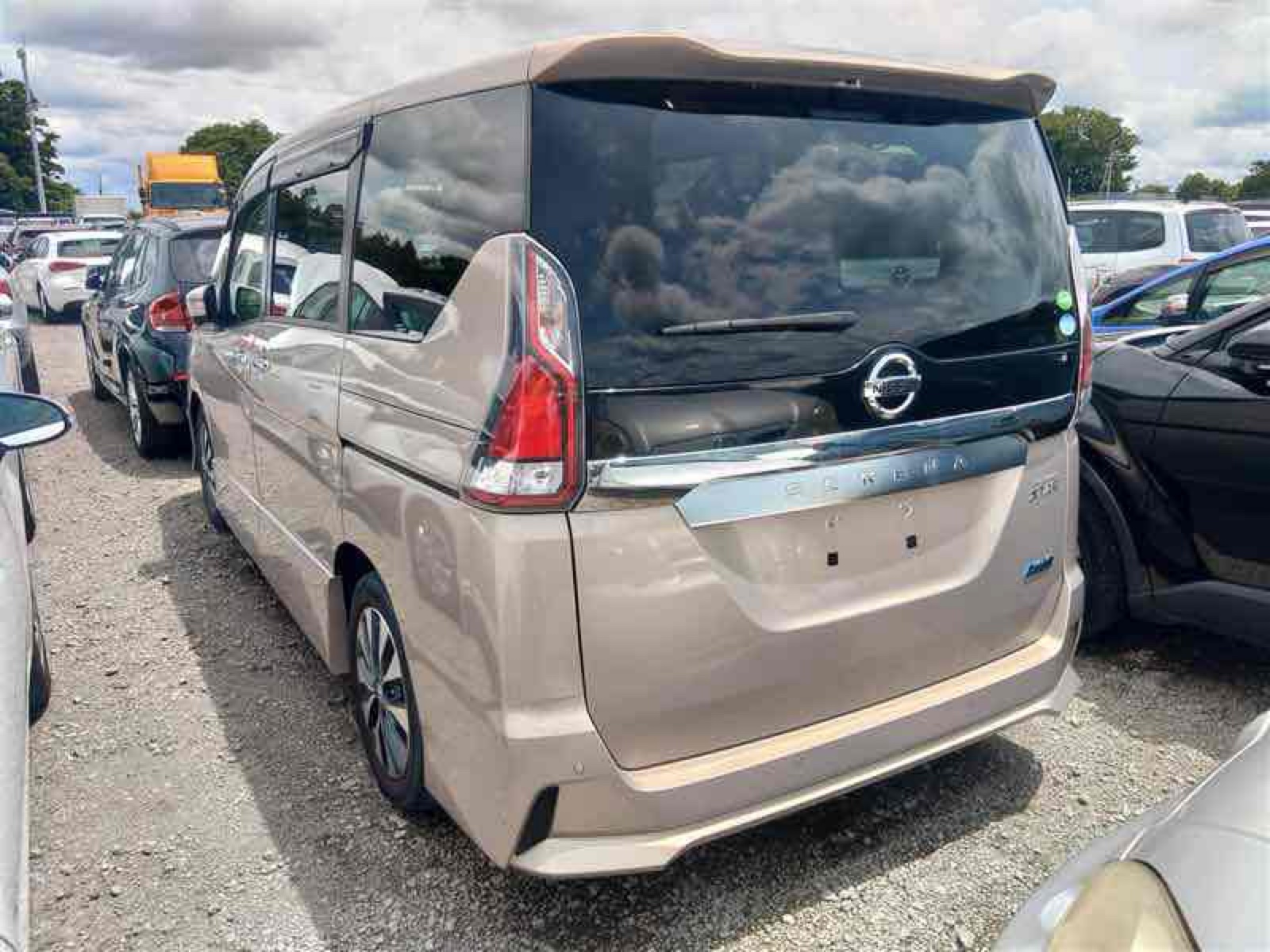 2017 NISSAN SERENA 4 auction-graded Japanese used car for sale export to United Kingdom 