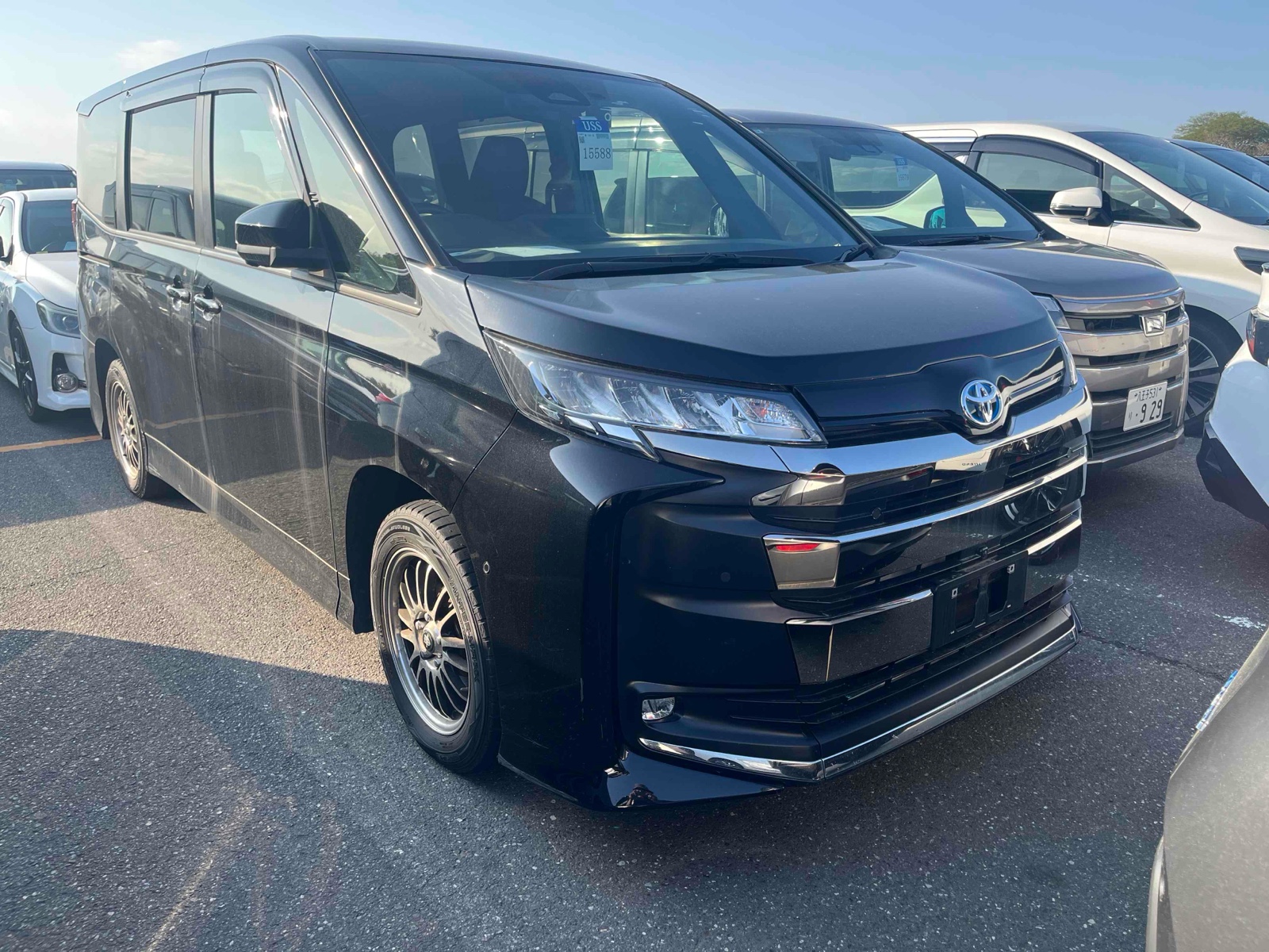 2023 TOYOTA NOAH 3.5 auction-graded Japanese used car for sale export to United Kingdom 