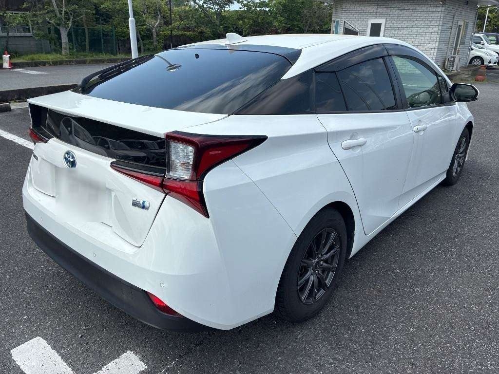 2021 TOYOTA PRIUS 3.5 auction-graded Japanese used car for sale export to United Kingdom 