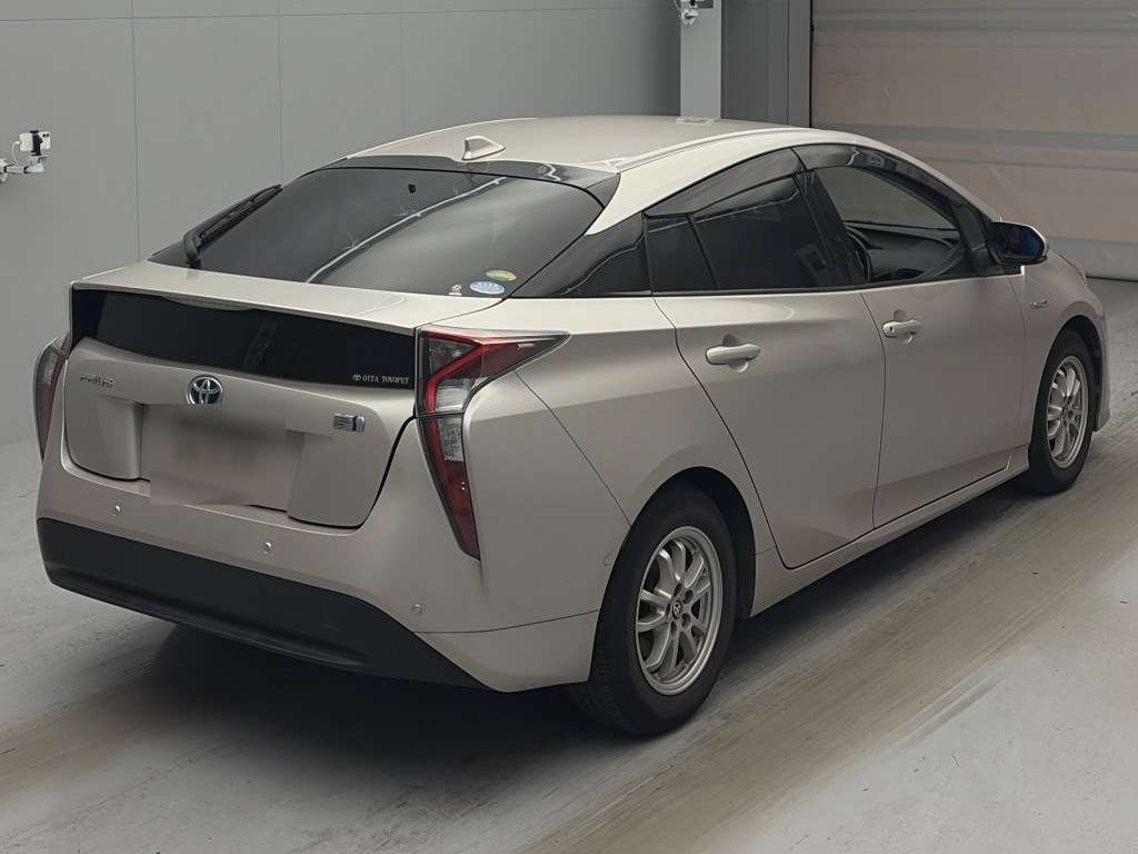 2017 TOYOTA PRIUS 4 auction-graded Japanese used car for sale export to United Kingdom 